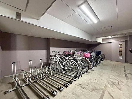 【駐輪場】屋内自転車置き場のため雨風の影響を受けにくく、保管環境も良好です。