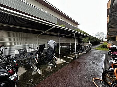 【駐輪場】屋根付きの駐輪スペースがあり、雨の日も安心です。