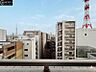 バルコニー：【眺望】大きな空と街並みを望む開放的な眺望。季節や時間帯によって表情を変える景色を日常の中でお楽しみいただけます。