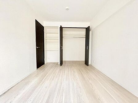 【洋室:6.0帖】 どんな家具にも調和する明るく落ち着いた内装 大切な時間を豊かに、快適にお過ごしいただけます。