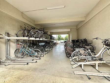 【駐輪場】屋内自転車置き場のため雨風の影響を受けにくく、保管環境も良好です。