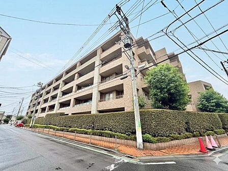 【外観】確かな安心感を湛える重厚な佇まい。行き届いた管理が、歳月とともに深みと価値を増していく。