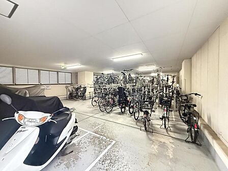 【駐輪場】建物内に整理された駐輪場があり、愛車の保管に便利。