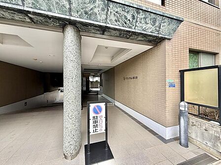 【エントランス】住まいへと続く落ち着いた導入空間。