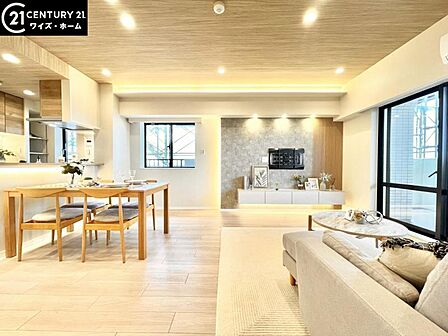 【LDK:18.2帖】 リビングでは、家族が集まり一緒の時間を過ごせる空間となっています。穏やかな時間を心ゆくまで堪能できる居心地の良い住空間。