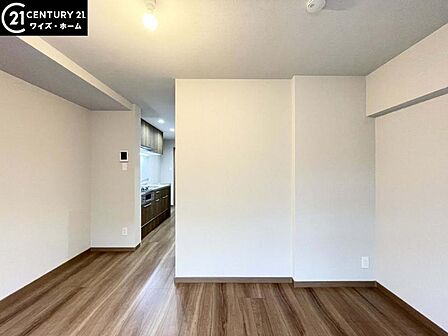 【リビング：11帖】木のぬくもりが感じられるナチュラルな雰囲気に仕上がった室内。