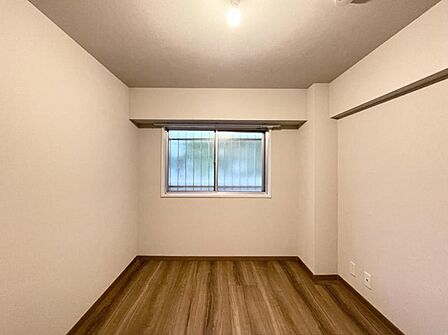 【洋室：5帖】シンプルで綺麗な形の居室は季節に合わせてインテリアを楽しみながらお住まいいただけます。