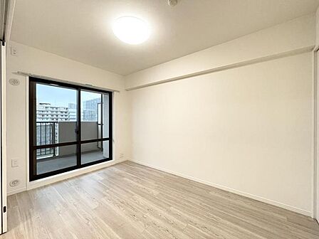 【洋室:6.4帖】明るく落ち着いた雰囲気のお部屋です。