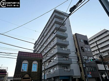 【外観】周囲の街並みと調和する落ち着いた色調。上質な日常を予感させる。