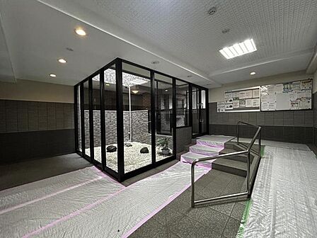 【エントランス】上質な雰囲気を纏う共用スペース。