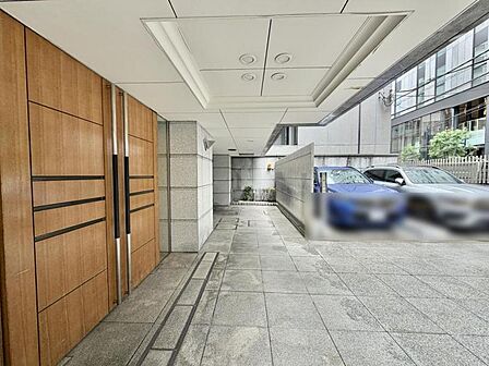 【エントランス】落ち着いた雰囲気のエントランスで皆様をお出迎え