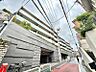 外観：【外観】　周囲の街並みと調和する落ち着いた色調。上質な日常を予感させる。
