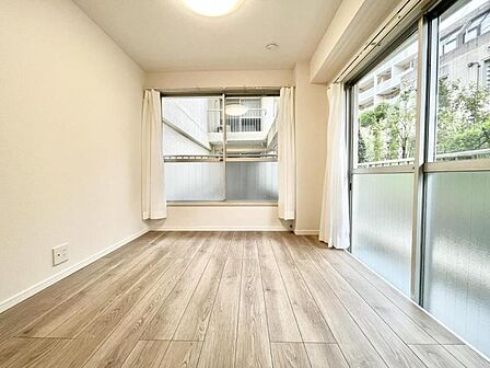 【洋室】シンプルな内装で家具の配置もしやすい空間です。