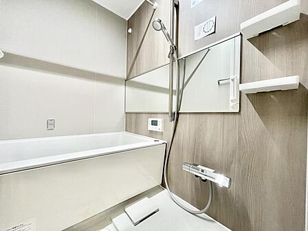 【浴室】　足を伸ばしてゆったり入れるユニットバスで1日の疲れをゆっくり癒していただけます。