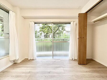 【洋室】明るく落ち着いた雰囲気のお部屋です。