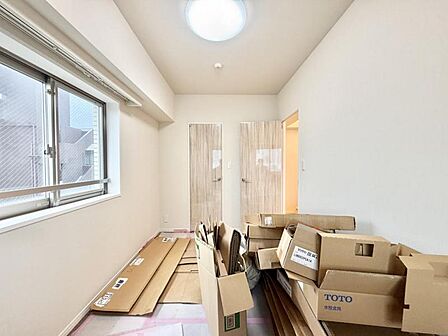 【洋室：6.0帖】お部屋がすっきり片付く収納と、明るい光が差し込む、居心地ばっちりの洋室へアップデート中です。