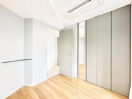 【洋室：4.4帖】明るい室内では、お好きな家具で好きな時間をお過ごしください