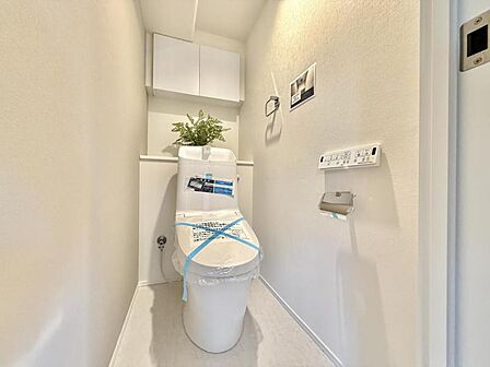 【トイレ】白を基調とした清潔感あふれる空間となっております。