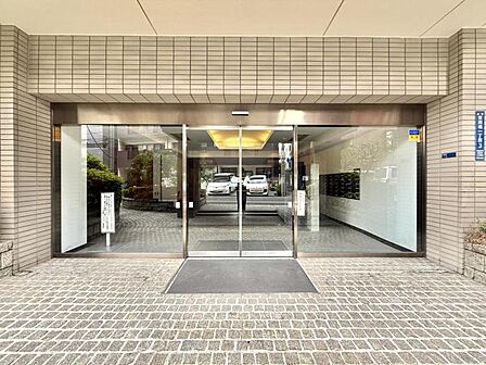 【エントランス】上質な雰囲気を纏う共用スペース。