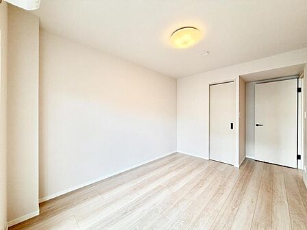 【洋室:7.2帖】 シンプルで落ち着いた洋室は、夫婦の寝室に。一日の終わりに、ほっとひと息つけるプライベート空間です。