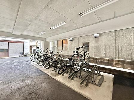 【駐輪場】屋内自転車置き場のため雨風の影響を受けにくく、保管環境も良好です。
