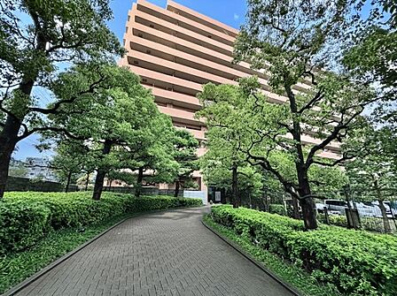 【外観】豊かな植栽に包まれたエントランスアプローチ。緑が導く我が家への道。