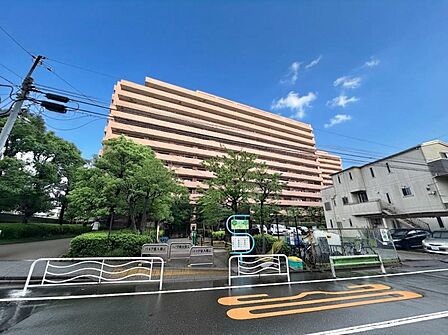 【外観】周囲の街並みと調和する落ち着いた色調。上質な日常を予感させる。
