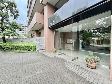 【エントランス】重厚な扉の向こうに広がる、プライベートな寛ぎへと続く道。