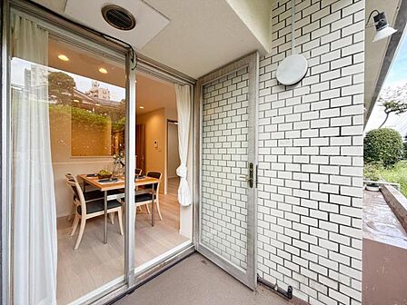 【バルコニー】外の気配を感じながらリラックスできる空間です。