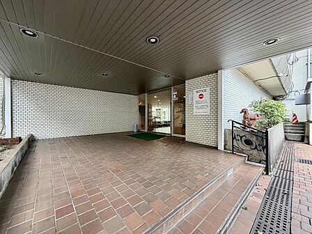 【エントランス】一歩入るたびにステータスを実感する、品格に満ちたモダンなゲート。