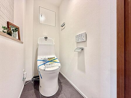 【トイレ】　清潔感のある内装。掃除のしやすさを重視した床材を使用しています。忙しい日々でも無理なく清潔さを保てます。