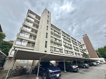 【外観】　落ち着いた色合いで、周囲の街並みに馴染む外観です。