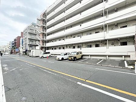 【駐車場】整然と区画された安心感のあるスペース。