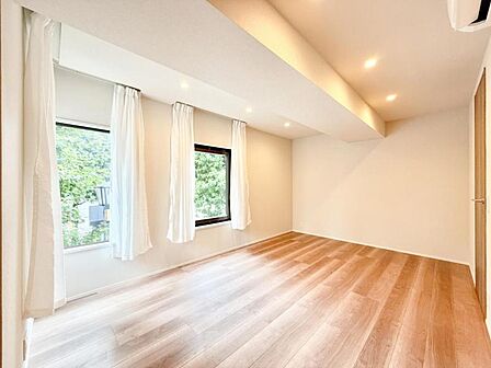 【洋室：8.4帖】　一日の疲れをいやしてくれる主寝室。時を忘れて過ごす場所として過ごせるお部屋です。