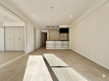 【LDK:14.0帖】心地よい採光が奥まで広がる、清潔感にあふれたスタイリッシュな室内空間。