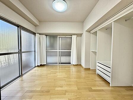 【洋室:5.7帖】ゆったりとくつろげる洋室空間です。