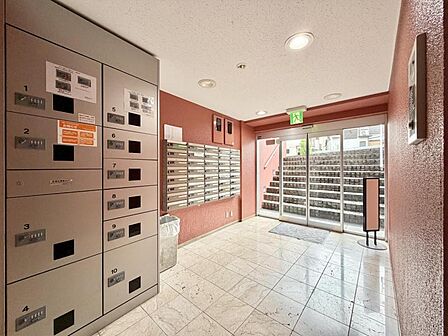 【エントランス】宅配ボックス付きで、お忙しい方にも嬉しい設備です。