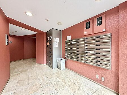 【エントランス】留守中でも荷物を受け取れる宅配ボックス付きです。