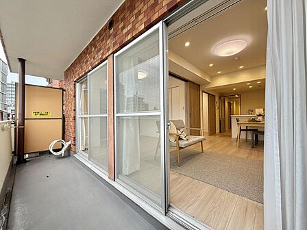 【バルコニー】心地よい風と豊かな採光が舞い込む贅沢なバルコニー。