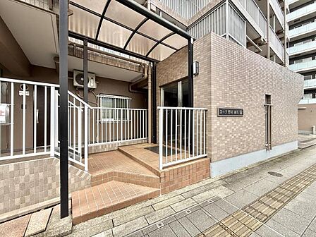 【エントランス】閑静な住宅街に佇む住まい。
