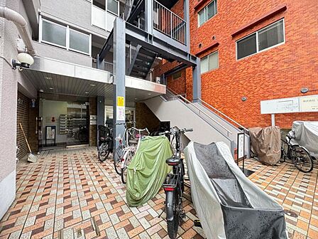【エントランス】品格を感じさせる共用部の入口部分。