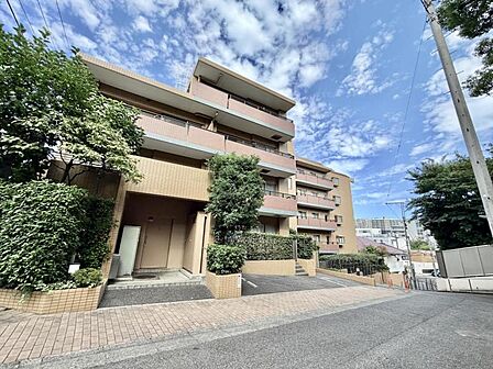 【外観】品のあるマンション。街の空気に溶け込む、穏やかな佇まいです。