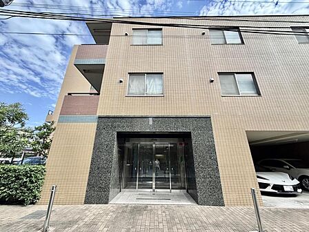 【エントランス】優雅さも感じられる重厚で高級感のあるエントランスです。