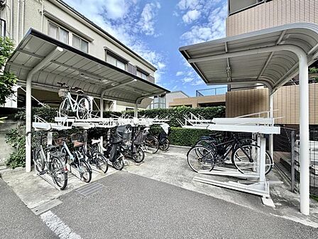 【駐輪場】屋根付きの駐輪スペースがあり、雨の日も安心です。