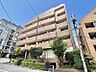 外観：【外観】周囲の街並みと調和する落ち着いた色調。上質な日常を予感させる。