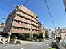 外観：【外観】陽光をたっぷりと取り込む明るい住空間。圧迫感がなく街並みに馴染む落ち着いた佇まい。