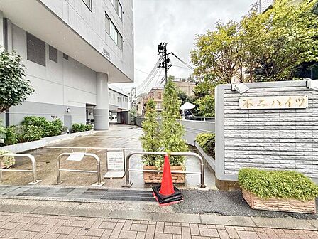 【エントランス】　しっかりと管理が行き届き開放感があり明るいマンションの顔