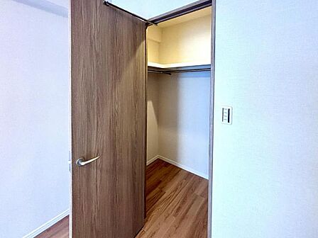 【収納】 大きなWICが完備。衣類や大きな家電などをマルチに収納できて住空間をより広げてくれます。