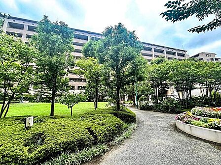 【外観】 豊かな植栽に包まれたエントランスアプローチ。緑が導く我が家への道。