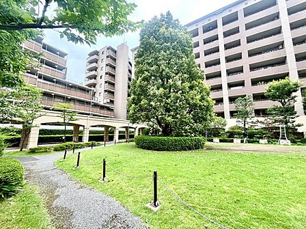 【エントランス】 しっかりと管理が行き届き開放感があり明るいマンションの顔